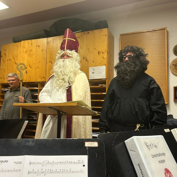 In der gestrigen Probe kamen zwei Nikoläuse mit ihren drei Gehilfen uns besuchen! 🎅🏼🎄 Während es für die einen Lob gab - für Pünktlichkeit, Anwesenheit, den …